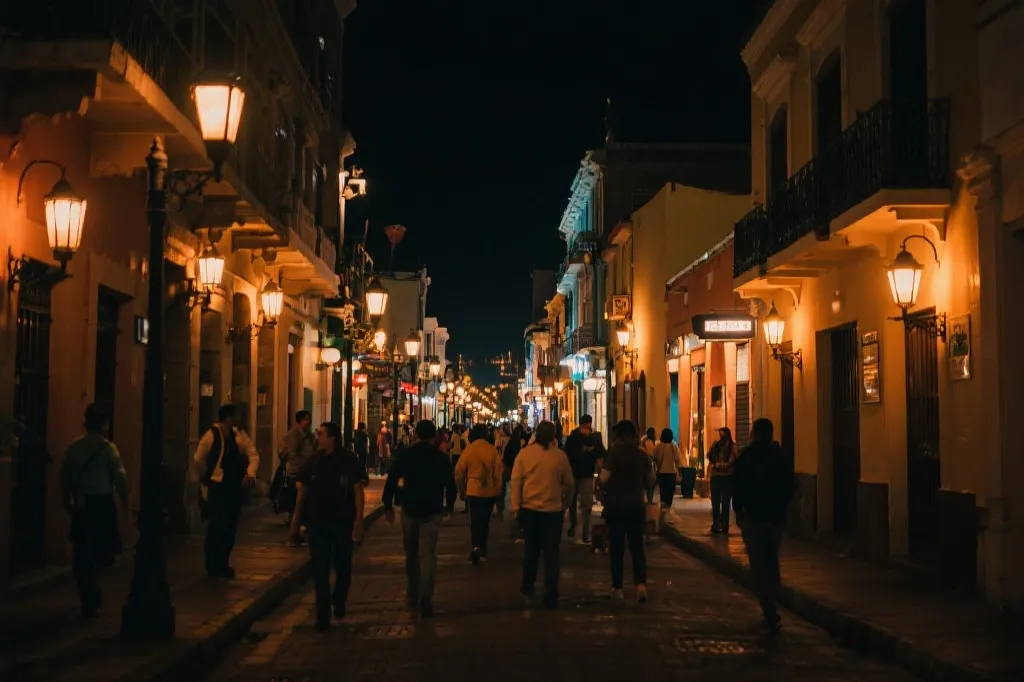 蒙特雷夜晚街区的暖色灯光与人群氛围